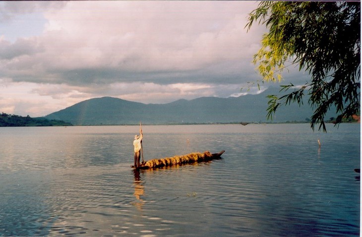 Legendary beauty of Lak lake - ảnh 1